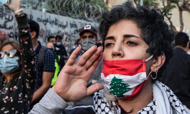 متظاهرون لبنانيون يردّدون هتافات أمام البنك المركزي اللبناني ضد رياض سلامة خلال احتجاج في بيروت. Photo Credit: EPA
