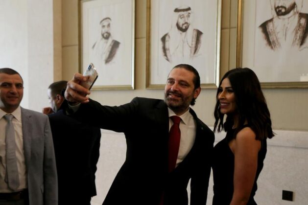 رئيس الوزراء السابق سعد الحريري يلتقط صورة سيلفي مع إحدى المشاركات في منتدى الاستثمار الإماراتي اللبناني في الإمارات، 7 أكتوبر، 2019. Photo Credit: Satish Kumar- Reuters