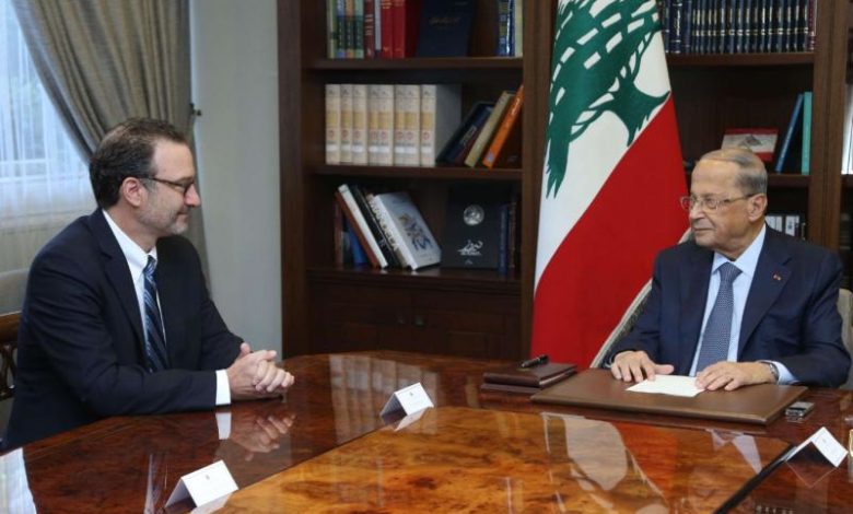الرئيس اللبناني مع مساعد وزير الخارجية الأمريكي لشؤون الشرق الأدنى ديفيد شينكر