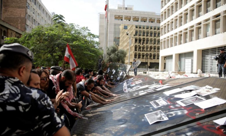 متظاهرون يهدمون السياج أمام مصرف لبنان خلال الاحتجاجات ضد الحكومة في بيروت، 11 نوفمبر 2019 (رويترز)