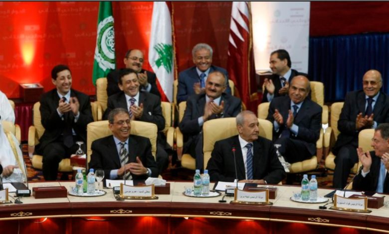 لقطة جماعية تجمع أمير قطر وموسى مع بعض أقطاب الحوار اللبناني. الصورة لـ: جميل السعيدي/ رويترز