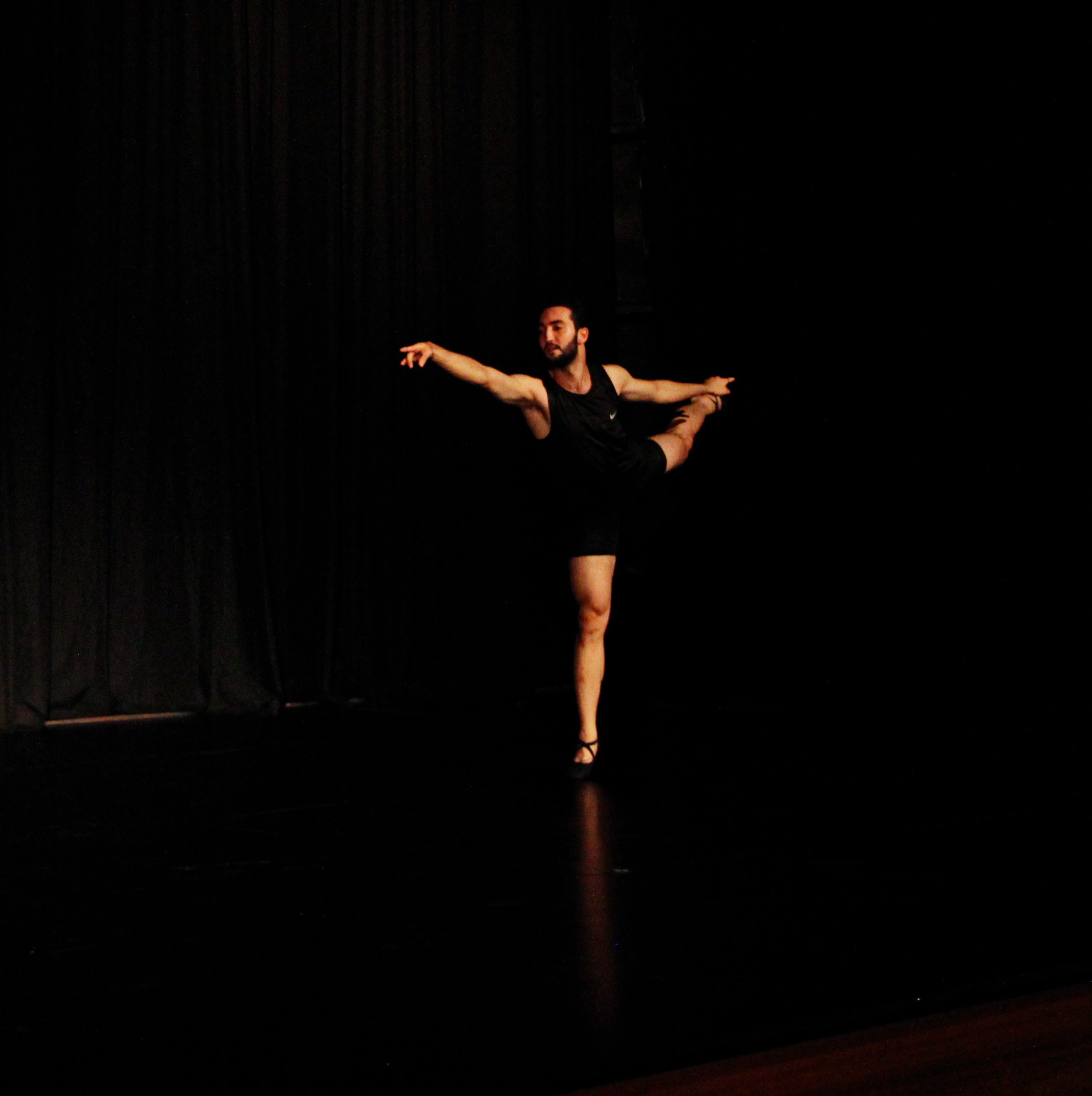 الشّاب منير السّيروان يرقص الباليه على المسرح