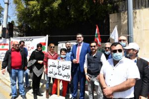 صور| اعتصام الاساتذة المتعاقدين في الجامعة اللبنانية أمام مدخل السرايا