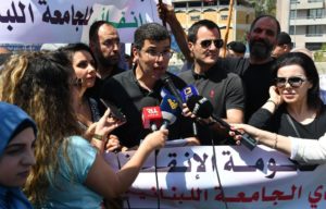 اعتصام لمتعاقدي "اللبنانية" على طريق القصر الجمهوري