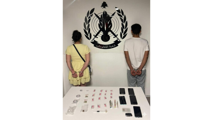 واشارت الى ان "بنتيجة الاستقصاءات والتّحريّات، تبيّن أنّهما يُدعيان: ع. م. (مواليد عام 1996، سورية)، ع. أ. (مواليد عام 2000، سوري). بتاريخ 2025-10-29، وبعد رصدٍ ومراقبة دقيقة، تمكّنت إحدى دوريّات الشّعبة من توقيفهما بالجرم المشهود، أثناء قيامهما بترويج المخدّرات في المعاملتين، على متن سيارة نوع کیا FORTE".