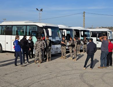 شهد معبر العريضة الحدودي في قضاء عكار اللبناني، صباح اليوم، عبور 147 نازحاً سورياً في رحلة عودتهم إلى الداخل السوري.